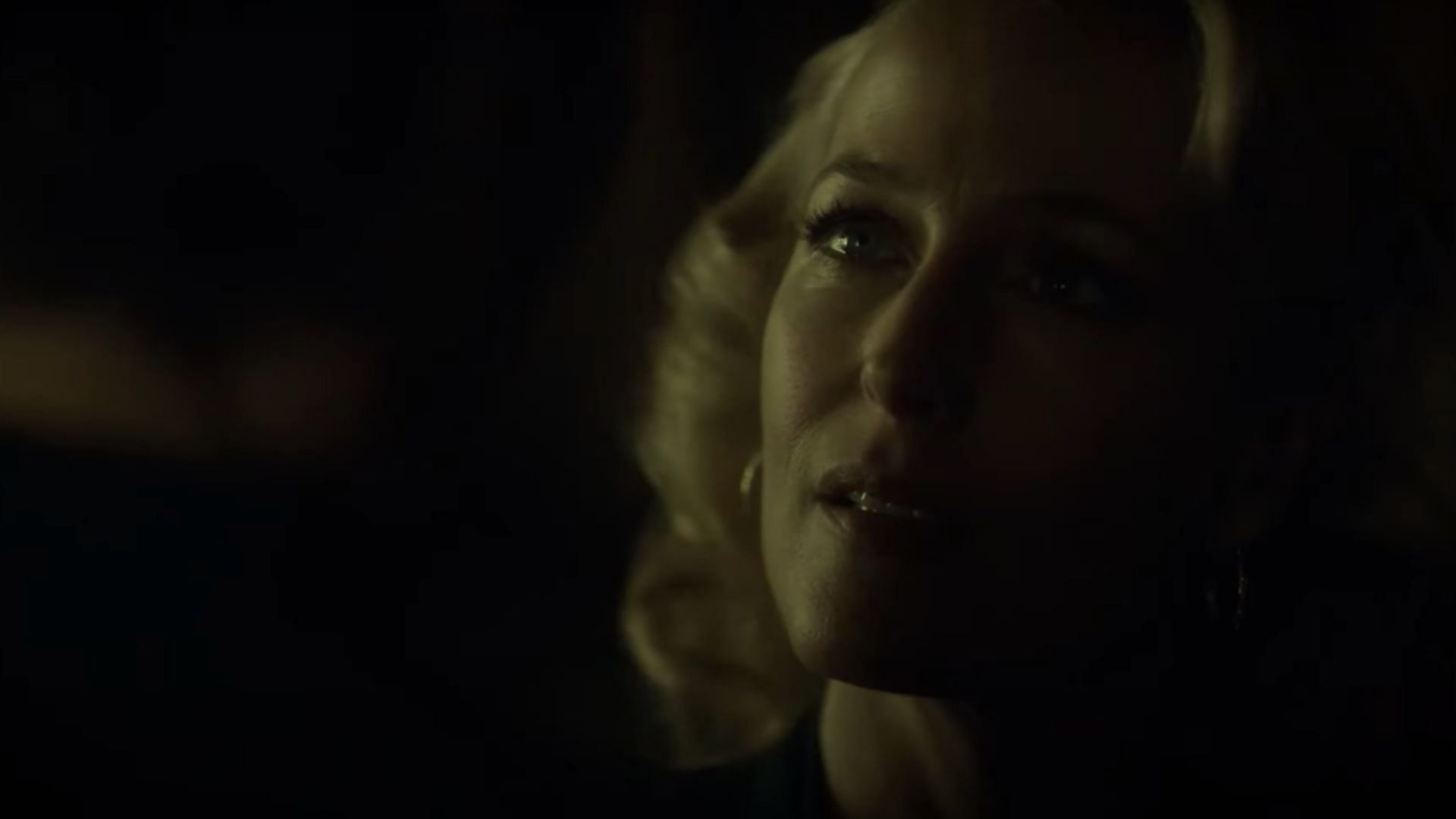 Bedelia feasts on her own leg (Image via YouTube/StudiocanalUK)